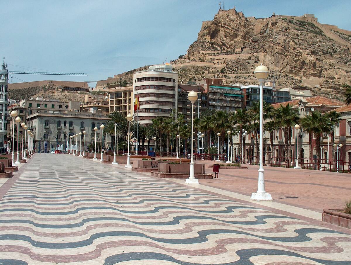 Paseo de la Explanada de España en Alicante, con su mosaico ondulado y sus palmeras