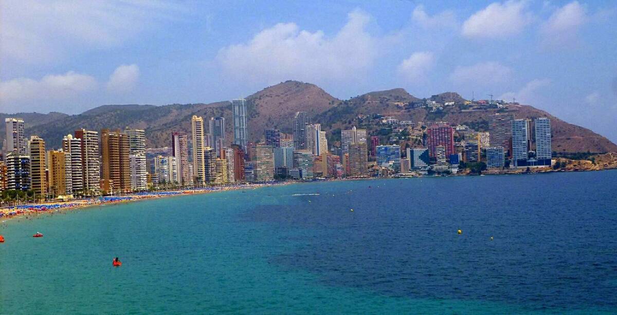 Bahía y skyline de Benidorm vistos desde el mirador del Castell
