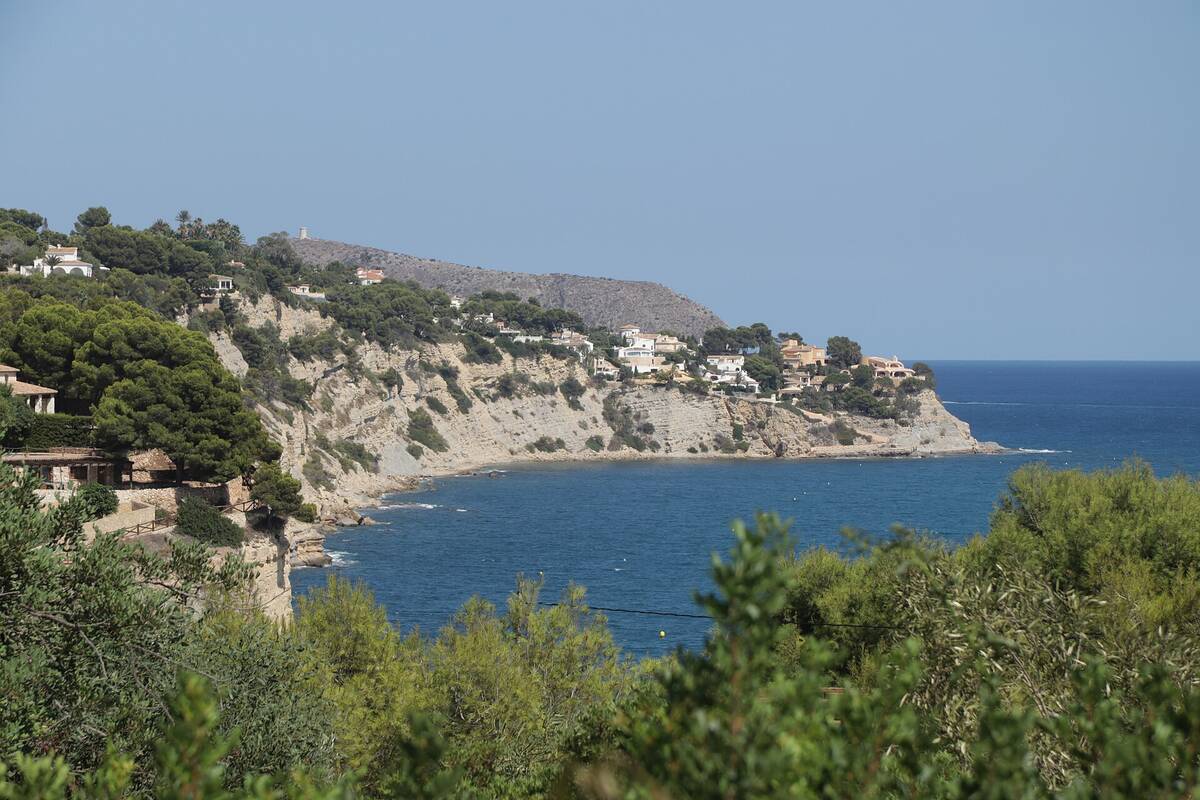 Cala del Baladrar y la costa de Benissa vistas desde lo alto