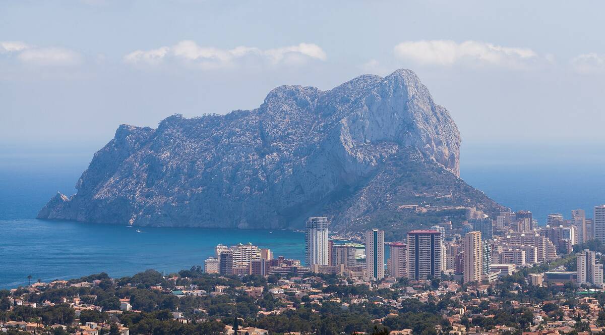 El Peñón de Ifach sobre la bahía y los edificios de Calpe