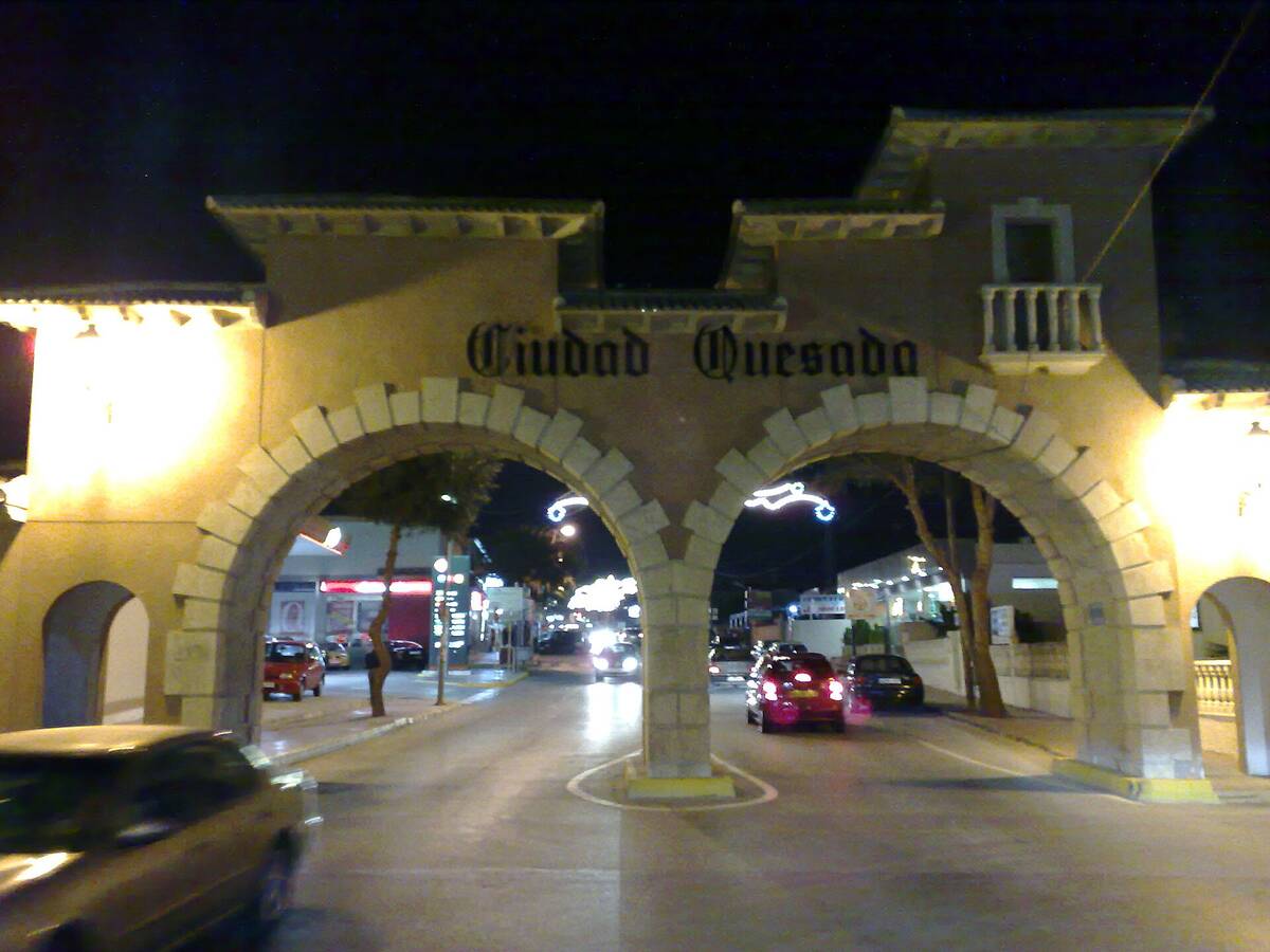 Arcos de entrada a Ciudad Quesada, en el municipio de Rojales