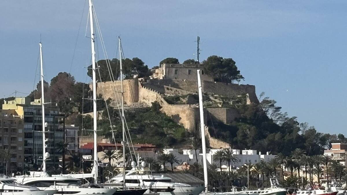Puerto deportivo de Dénia con el castillo al fondo