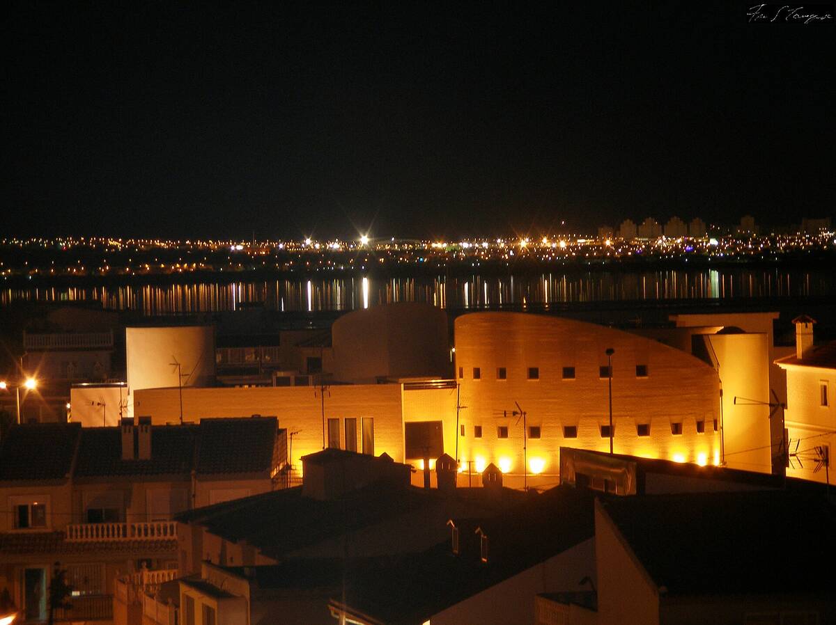 Los Montesinos iluminado de noche